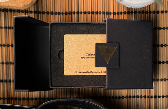 cartes en métal dans un coffret haut de gamme