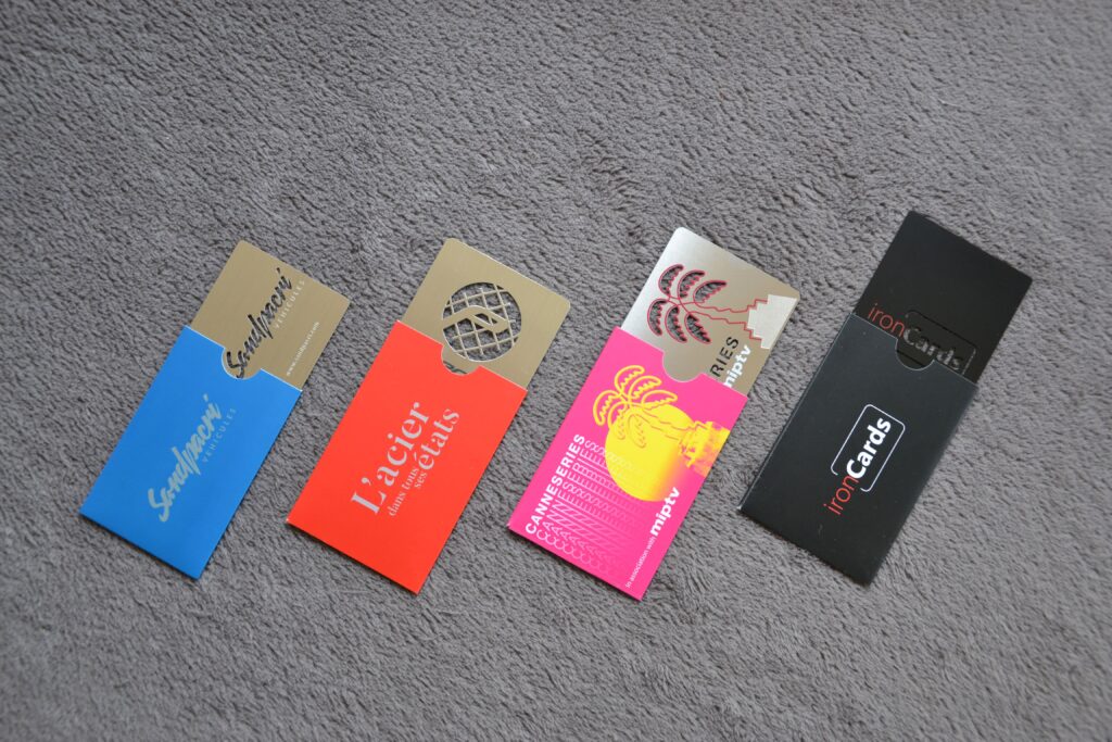 Cartes en métal avec éuit imprimé en papier